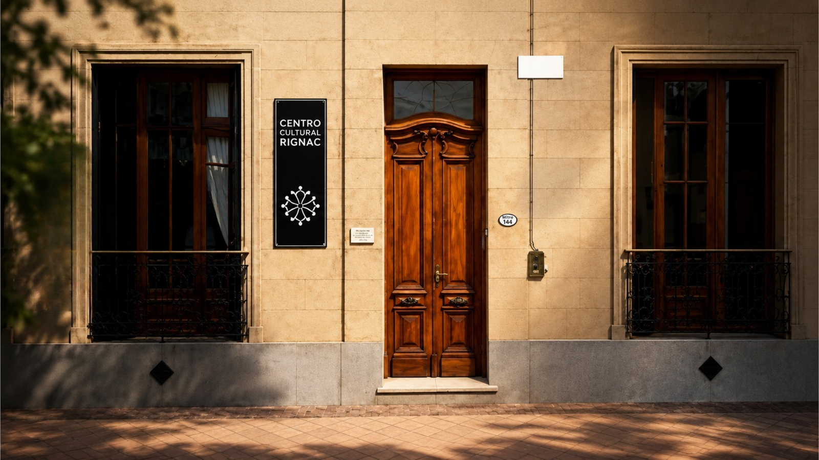 Fachada histórica de Rignac iluminada cálidamente